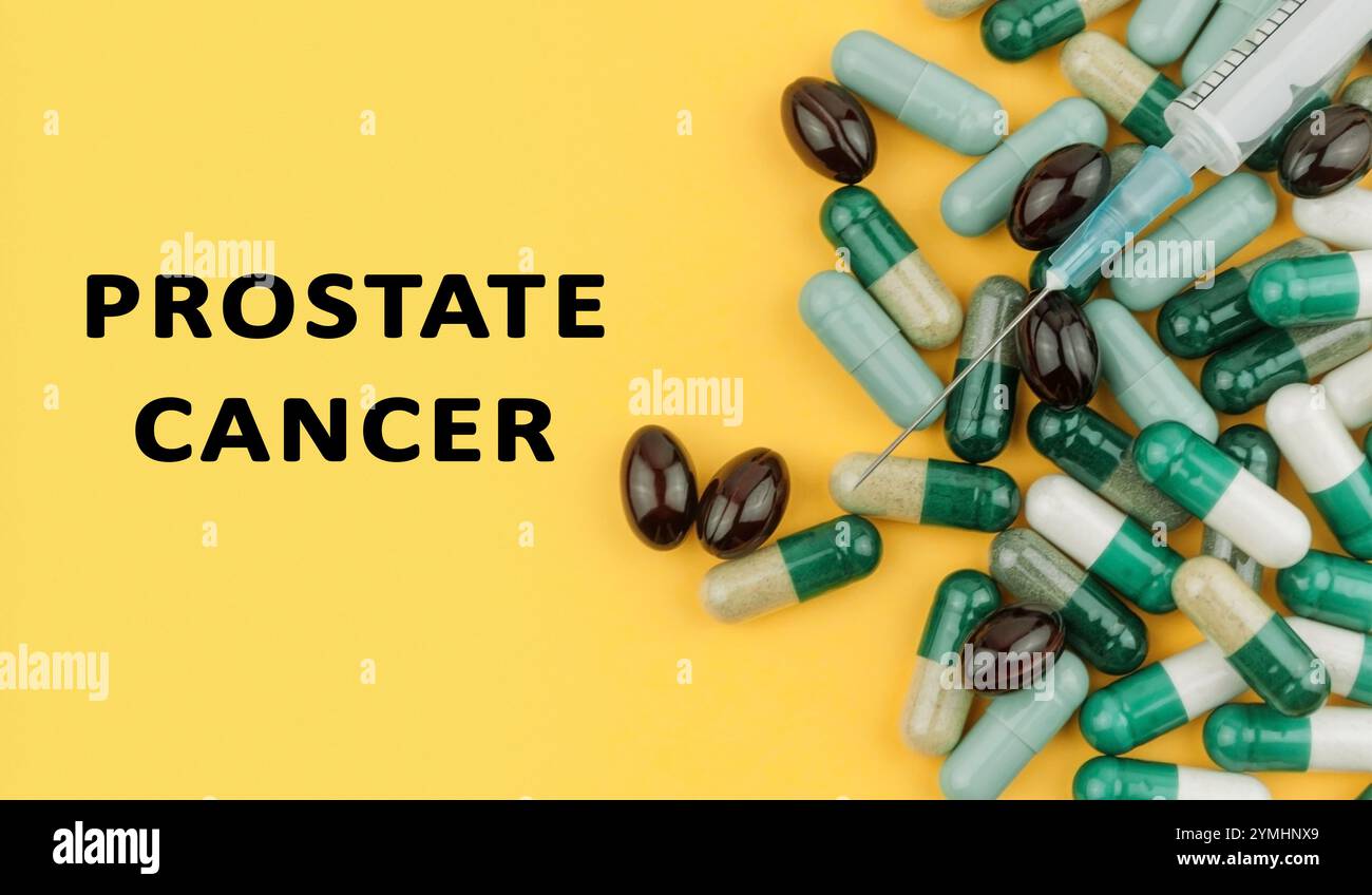 Mazzo di pillole con una siringa sopra di esse. Le pillole sono verdi, bianche e nere. La parola cancro alla prostata è scritta sotto le pillole Foto Stock