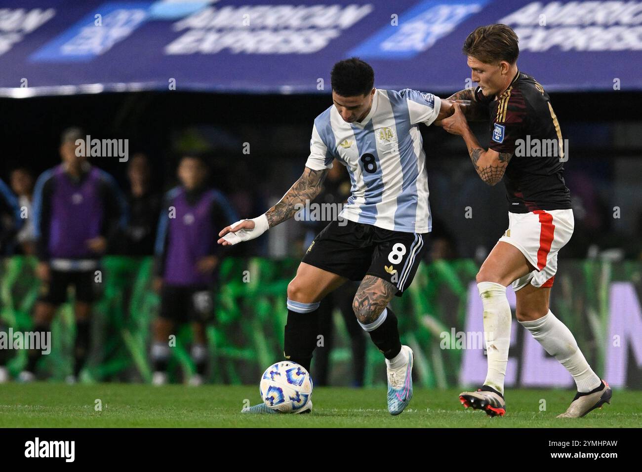 BUENOS AIRES, ARGENTINA - 19 NOVEMBRE: Nicolas Otamendi dell'Argentina, in edizione speciale 50° anniversario Adidas kit durante la FIFA W sudamericana Foto Stock