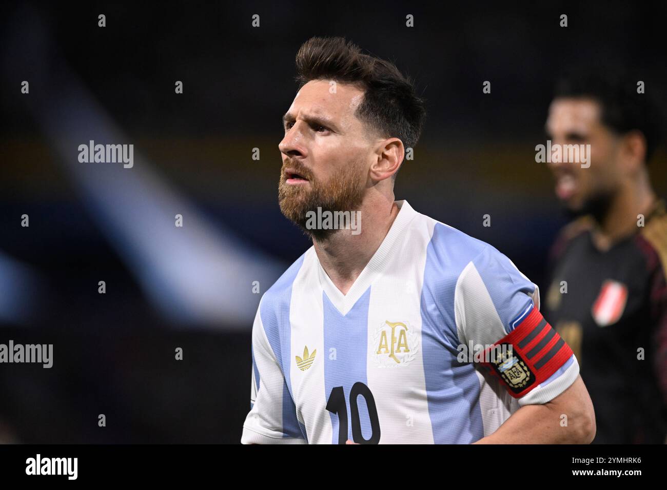 BUENOS AIRES, ARGENTINA - 19 NOVEMBRE: Lionel messi dell'Argentina, in edizione speciale 50° anniversario Adidas kit guarda, testa e spalle, testa Foto Stock