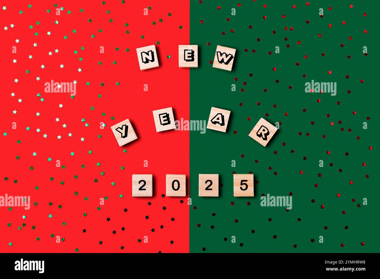 Sfondo verde e rosso con un gran numero di stelle. Le parole Capodanno 2025 sono scritte al centro dell'immagine Foto Stock