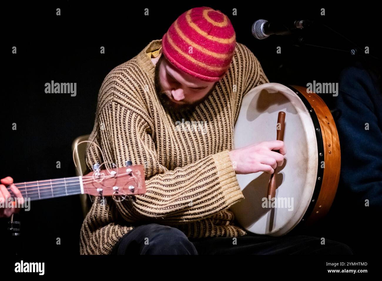 Edimburgo, Scozia. Gio 21 novembre 2024. Gruppo di musica folk inglese Shovel Dance Collective sul palco presso le Voodoo Rooms. Questa performance faceva parte di un tour nel Regno Unito che celebrava l'uscita del loro secondo album "The Shovel Dance" nell'ottobre 2024 per l'etichetta American Dreams. I nove pezzi sono Alex McKenzie, Daniel S Evans, Fidelma Hanrahan, Jacken Elswyth, Joshua Barfoot, Mataio Austin Dean, Nick Granata, Oliver Hamilton e Tom Hardwick-Allan. Foto Stock