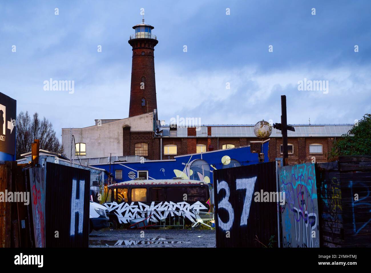 Colonia, Germania 20 novembre 2024: Cultura sotterranea e alternativa all'ombra del faro di helios nell'eccitante quartiere di colonia di ehren Foto Stock