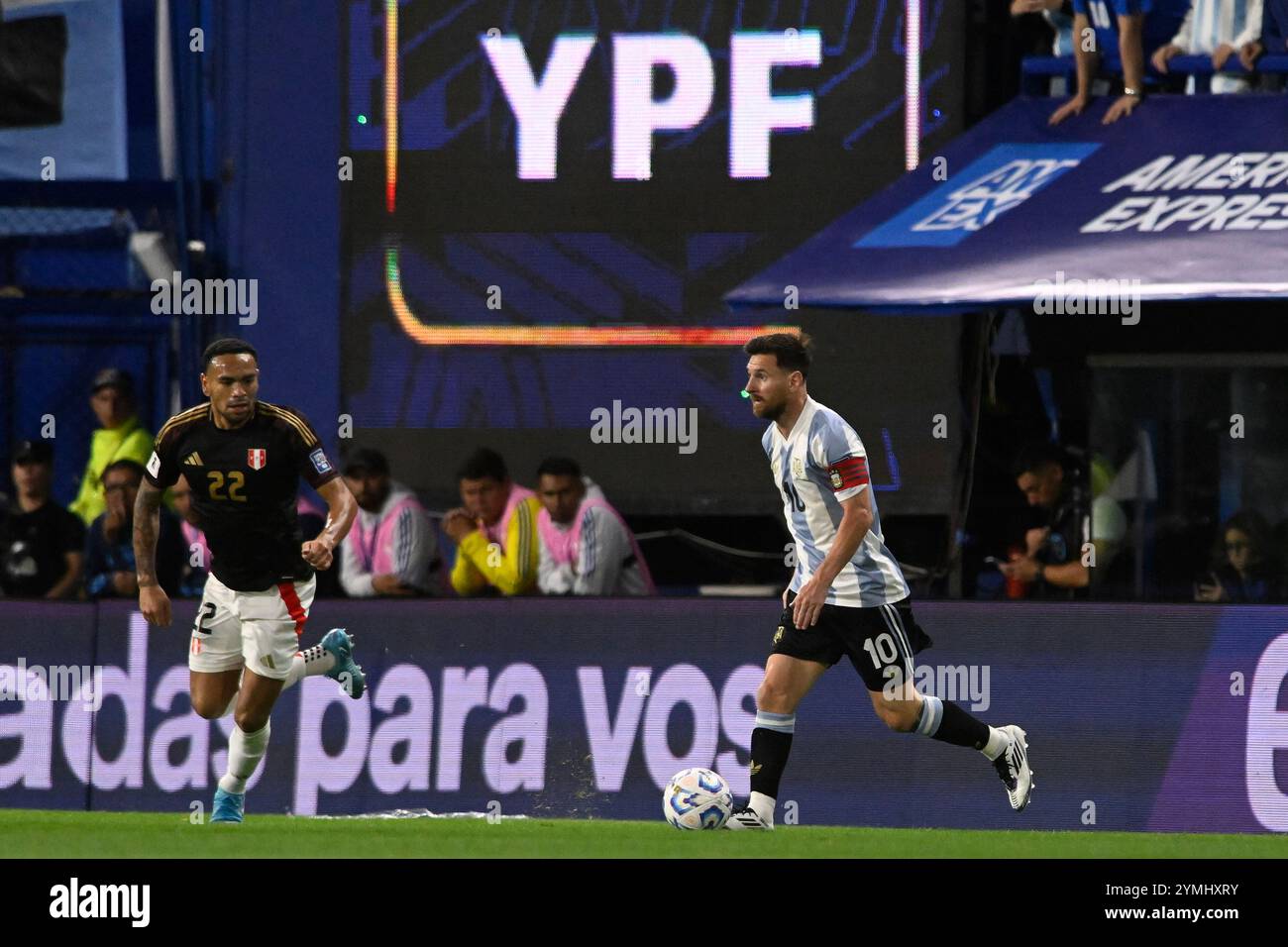 BUENOS AIRES, ARGENTINA - 19 NOVEMBRE: Alexander Callens del Perù e Lionel messi dell'Argentina, in edizione speciale 50° anniversario kit durante il Sou Foto Stock