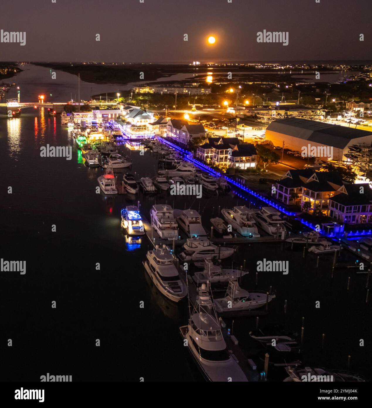 Luci notturne al porticciolo. Foto Stock
