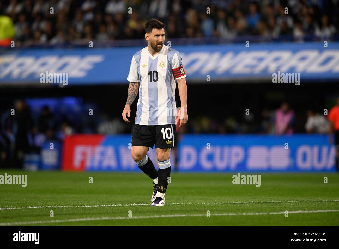 BUENOS AIRES, ARGENTINA - 19 NOVEMBRE: Lionel messi dell'Argentina, in edizione speciale 50° anniversario divisa Adidas durante il mondo FIFA sudamericano Foto Stock