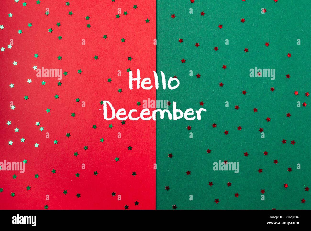 Sfondo rosso e verde con stelle e le parole ciao dicembre scritte in bianco. L'immagine trasmette un umore festivo e gioioso, in quanto è associata al wi Foto Stock