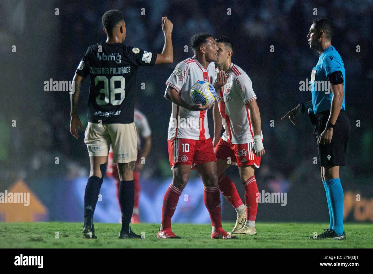 Rio de Janeiro, Brasile. 21 novembre 2024. Alan Patrick dell'Internacional si lamenta all'arbitro FIFA Rodrigo Jose Pereira de Lima durante la partita tra Vasco da Gama e Internacional, per la serie A 2024 brasiliana, allo stadio Sao Januario, a Rio de Janeiro il 21 novembre. Foto: Max Peixoto/DiaEsportivo/Alamy Live News crediti: DiaEsportivo/Alamy Live News Foto Stock