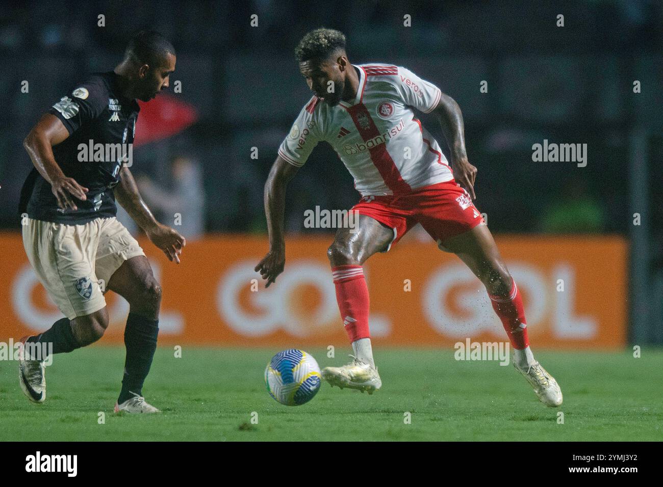 Rio de Janeiro, Brasile. 21 novembre 2024. Paulo Henrique di Vasco da Gama combatte per il possesso con Wesley dell'Internacional, durante la partita tra Vasco da Gama e Internacional, per la serie A 2024 brasiliana, allo Stadio Sao Januario, a Rio de Janeiro il 21 novembre. Foto: Max Peixoto/DiaEsportivo/Alamy Live News crediti: DiaEsportivo/Alamy Live News Foto Stock