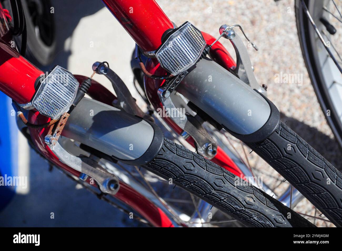 Primo piano di due biciclette rosse che mostrano i dettagli di pneumatici e freni in una giornata di sole. Foto Stock