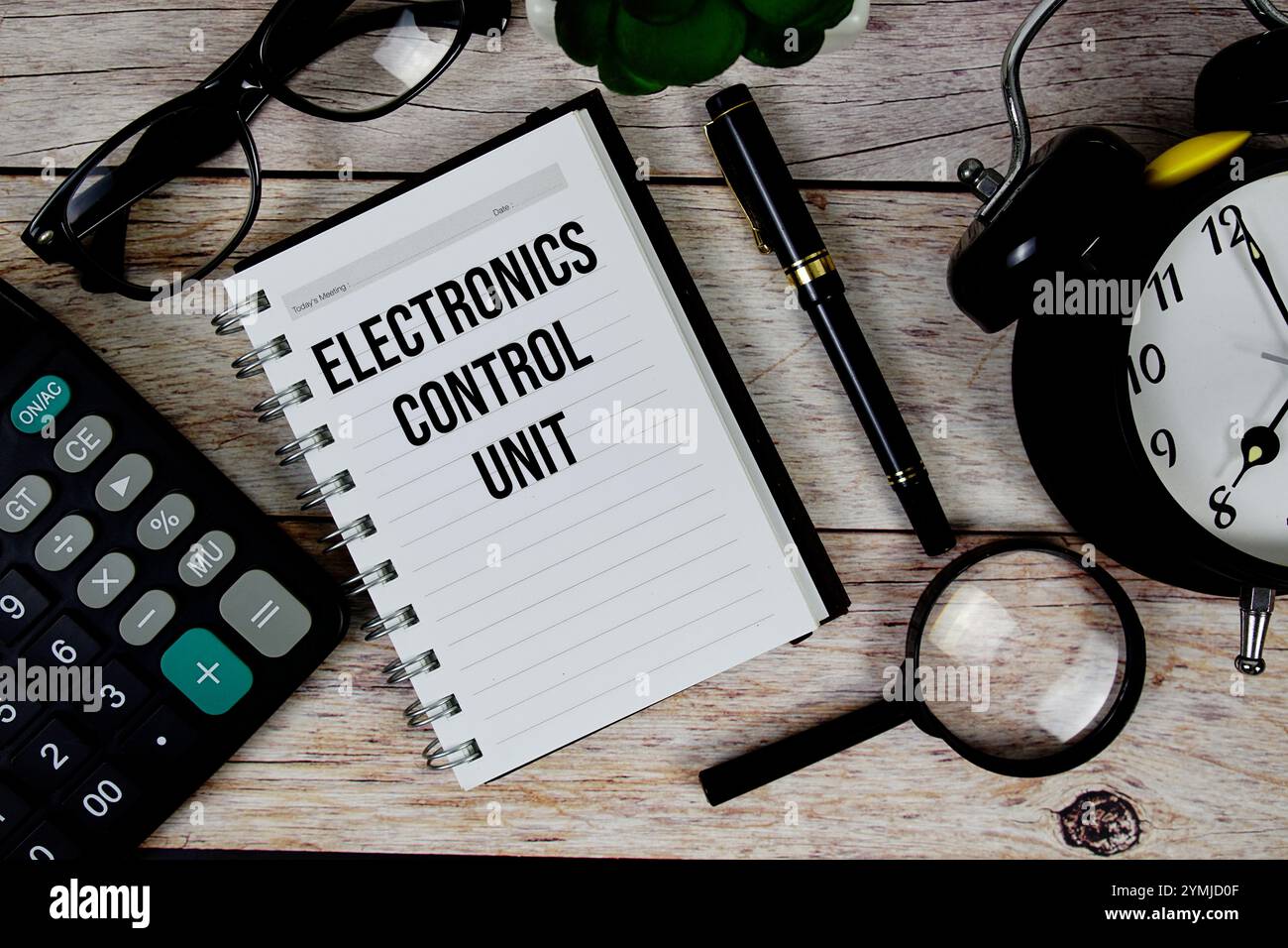 Testo dell'unità di controllo elettronica (ECU) su blocco note, informazioni aziendali e finanziarie Foto Stock
