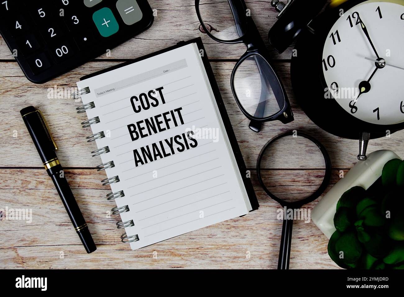 Testo CBA (Cost Benefit Analysis) su blocco note, contesto aziendale e finanziario Foto Stock