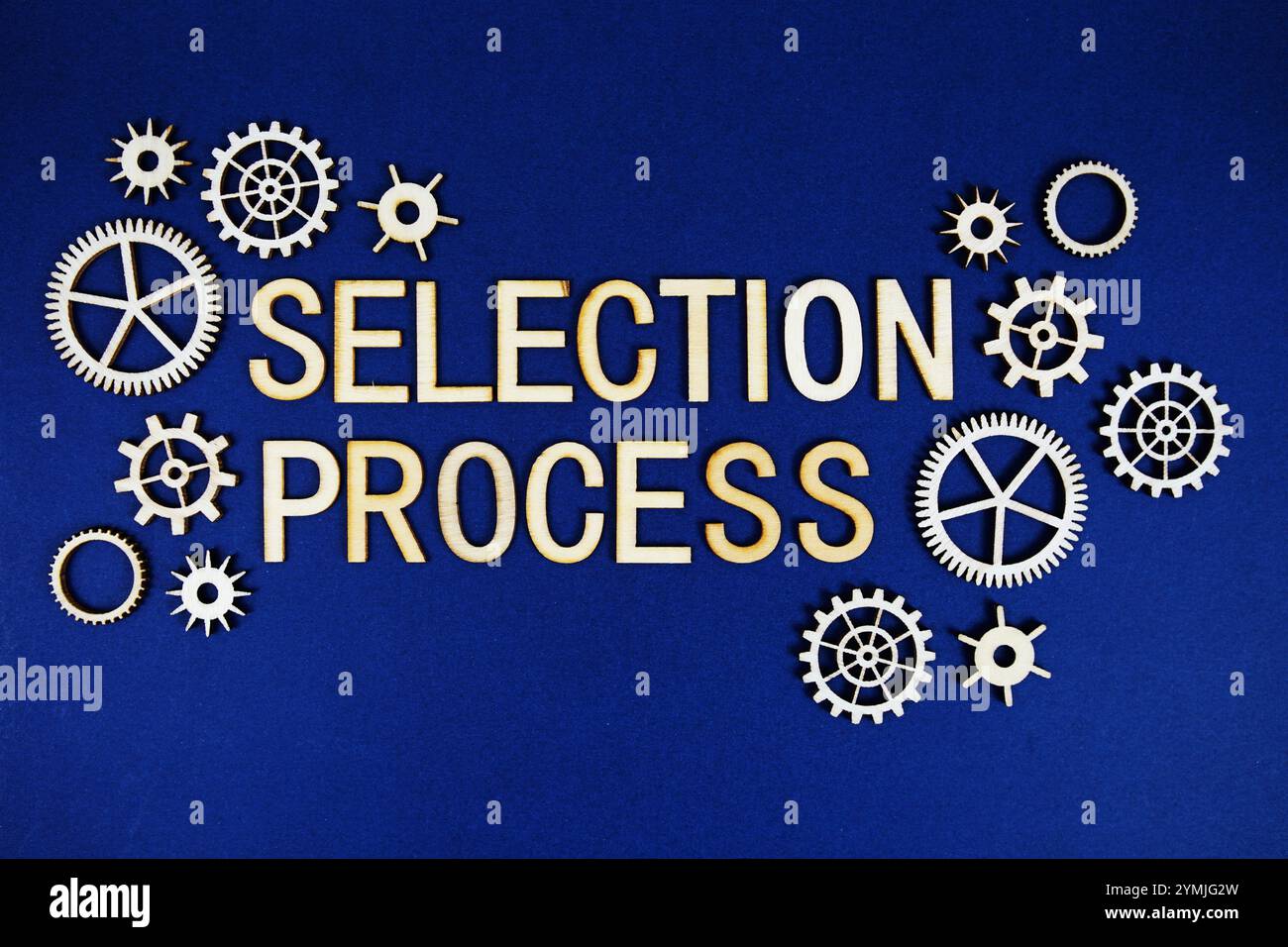 Processo di selezione lettere alfabetiche con elemento ingranaggi su sfondo blu scuro Foto Stock