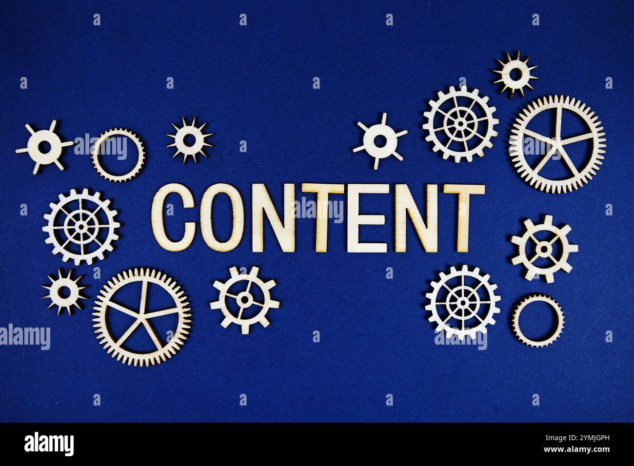 Contenuto lettere alfabetiche con elemento ingranaggi su sfondo blu scuro Foto Stock