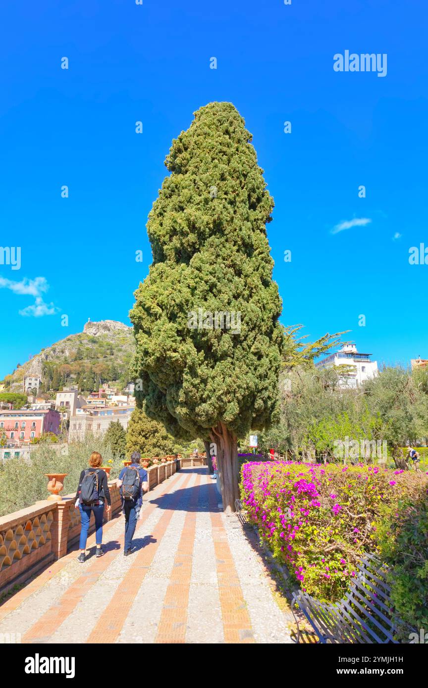 Persone che camminano attraverso i giardini pubblici di Taormina, Taormina, Sicilia, Italia Foto Stock
