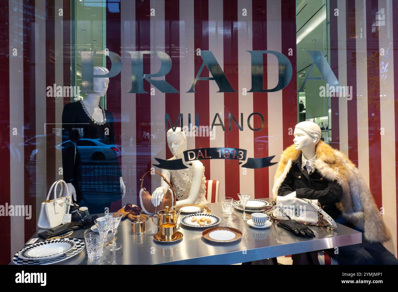 Prada è un negozio di abbigliamento di lusso situato sulla Fifth Avenue, 2024, New York City, Stati Uniti Foto Stock