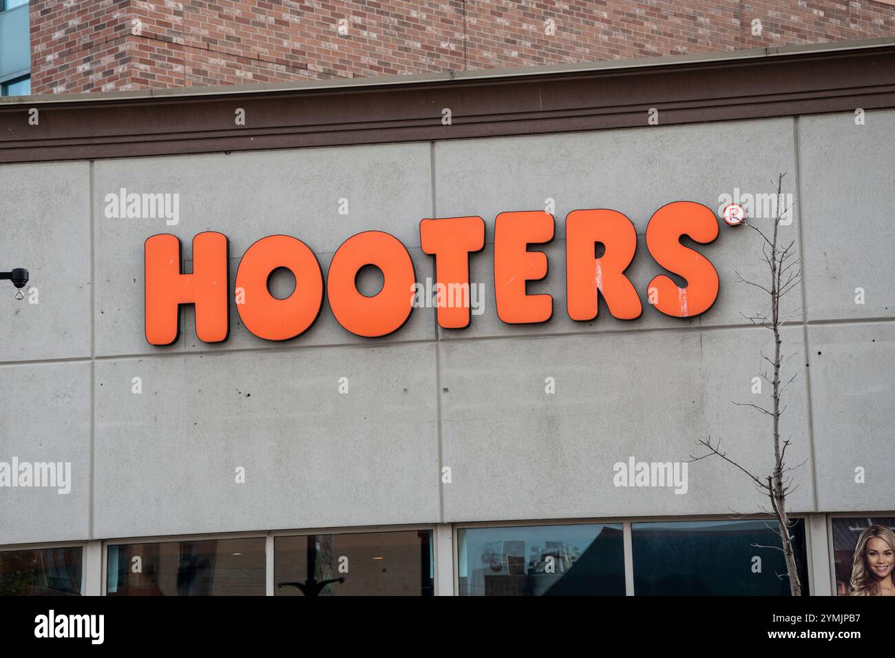 Insegna Hooters su Ferry Street a Niagara Falls, Ontario, Canada Foto Stock