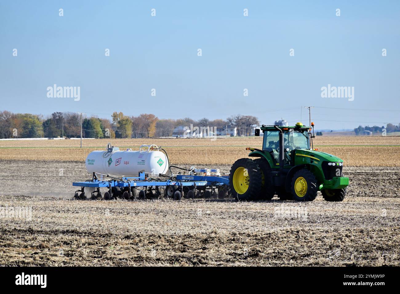 Hinckley, Illinois, Stati Uniti. Dopo il raccolto dei suoi campi, un agricoltore si trasforma sul terreno della sua superficie in una fattoria dell'Illinois centro-settentrionale. Foto Stock