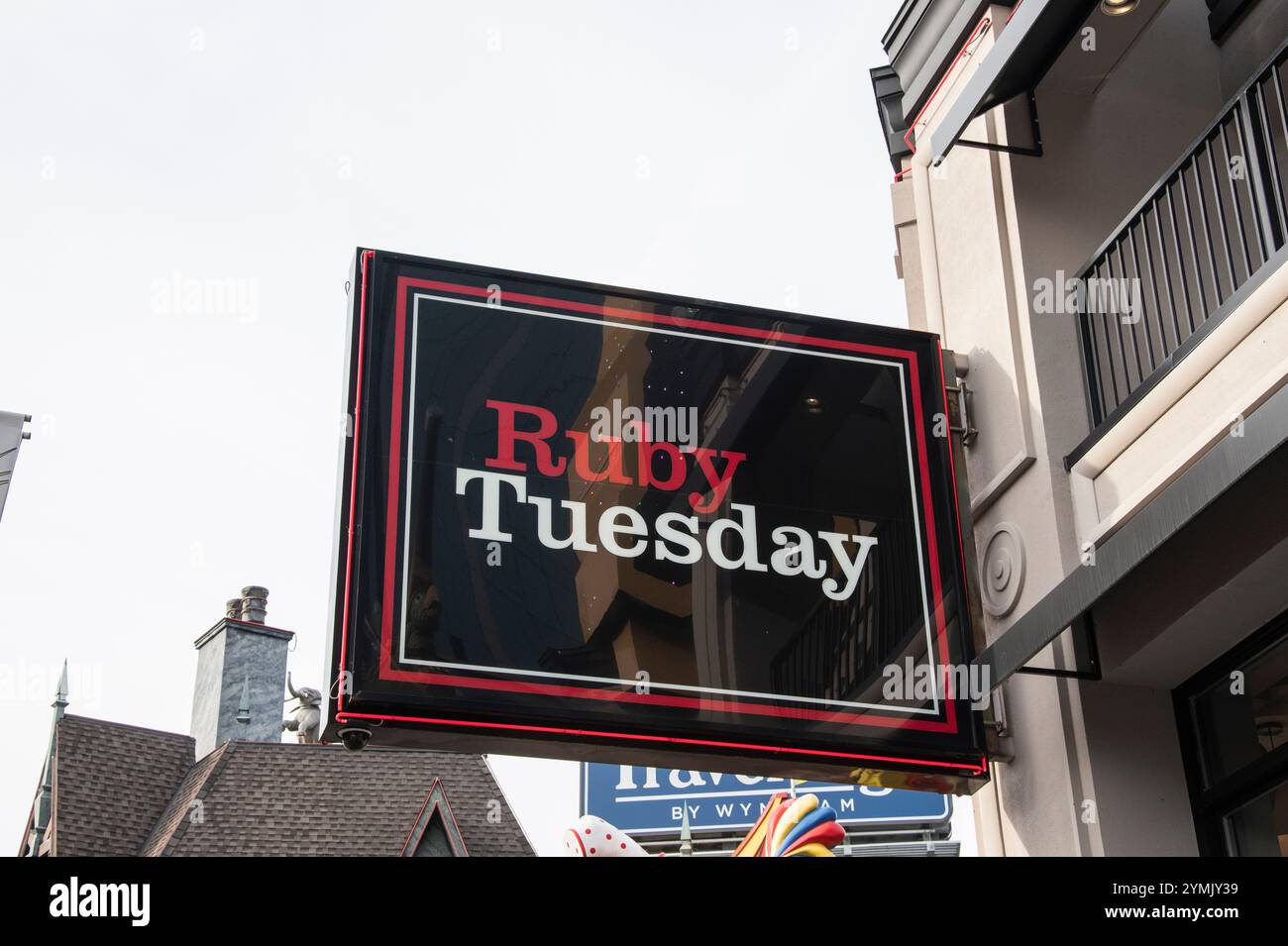 Insegna del ristorante Ruby Tuesday su Cliffton Hill a Niagara Falls, Ontario, Canada Foto Stock