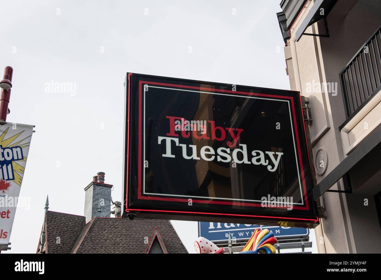 Insegna del ristorante Ruby Tuesday su Cliffton Hill a Niagara Falls, Ontario, Canada Foto Stock