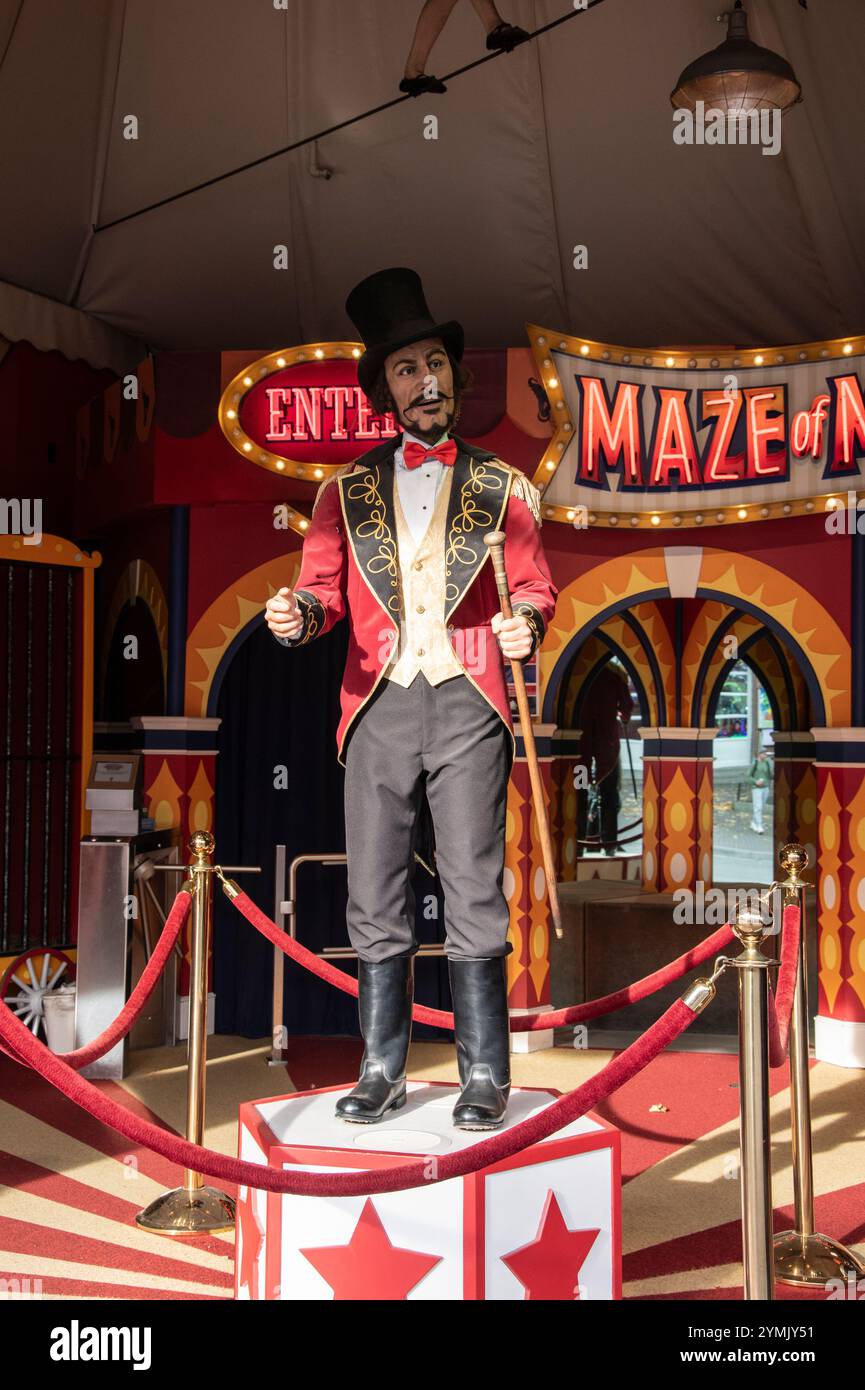 Scultura in cera di un intrattenitore del XIX secolo all'interno di Movieland sulla Cliffton Hill a Niagara Falls, Ontario, Canada Foto Stock