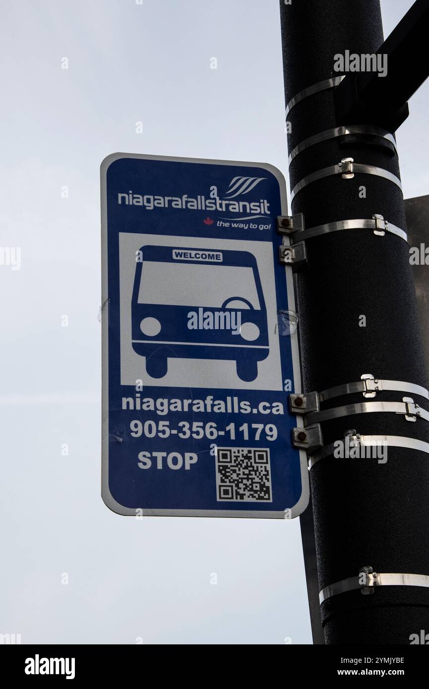 Segnale di fermata dell'autobus su Victoria Avenue, Clifton Hill, Niagara Falls, Ontario, Canada Foto Stock