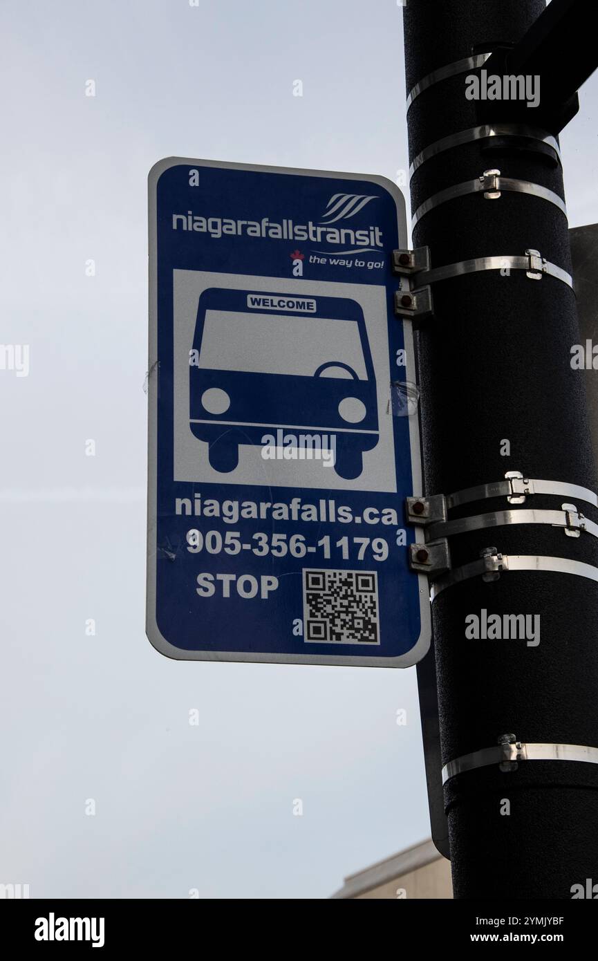 Segnale di fermata dell'autobus su Victoria Avenue, Clifton Hill, Niagara Falls, Ontario, Canada Foto Stock
