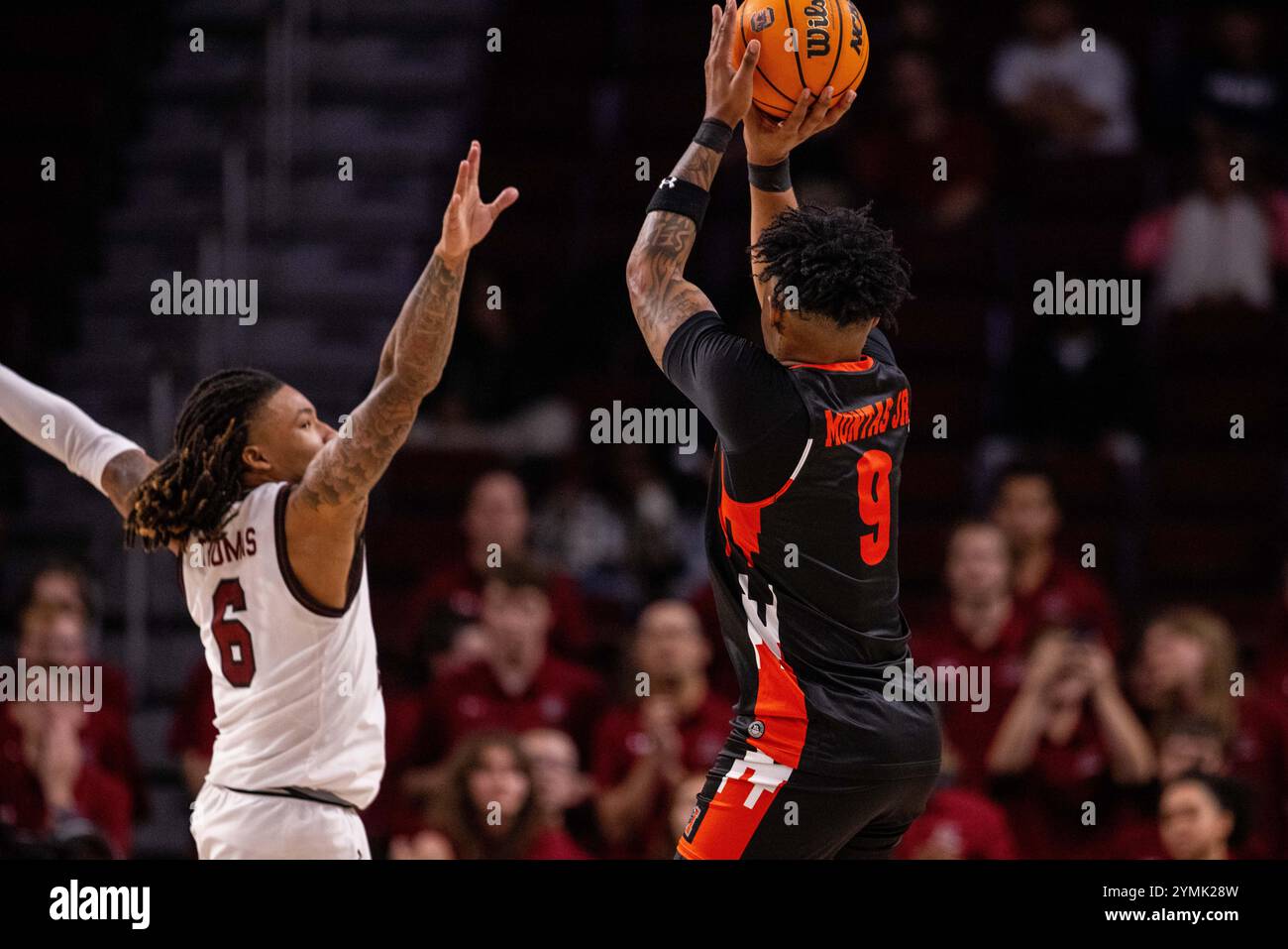 21 novembre 2024: La guardia dei Mercer Bears Angel Montas Jr. (9) spara contro i South Carolina Gamecocks durante la seconda metà del match di basket NCAA alla Colonial Life Arena di Columbia, SC. (Scott Kinser/CSM) Foto Stock