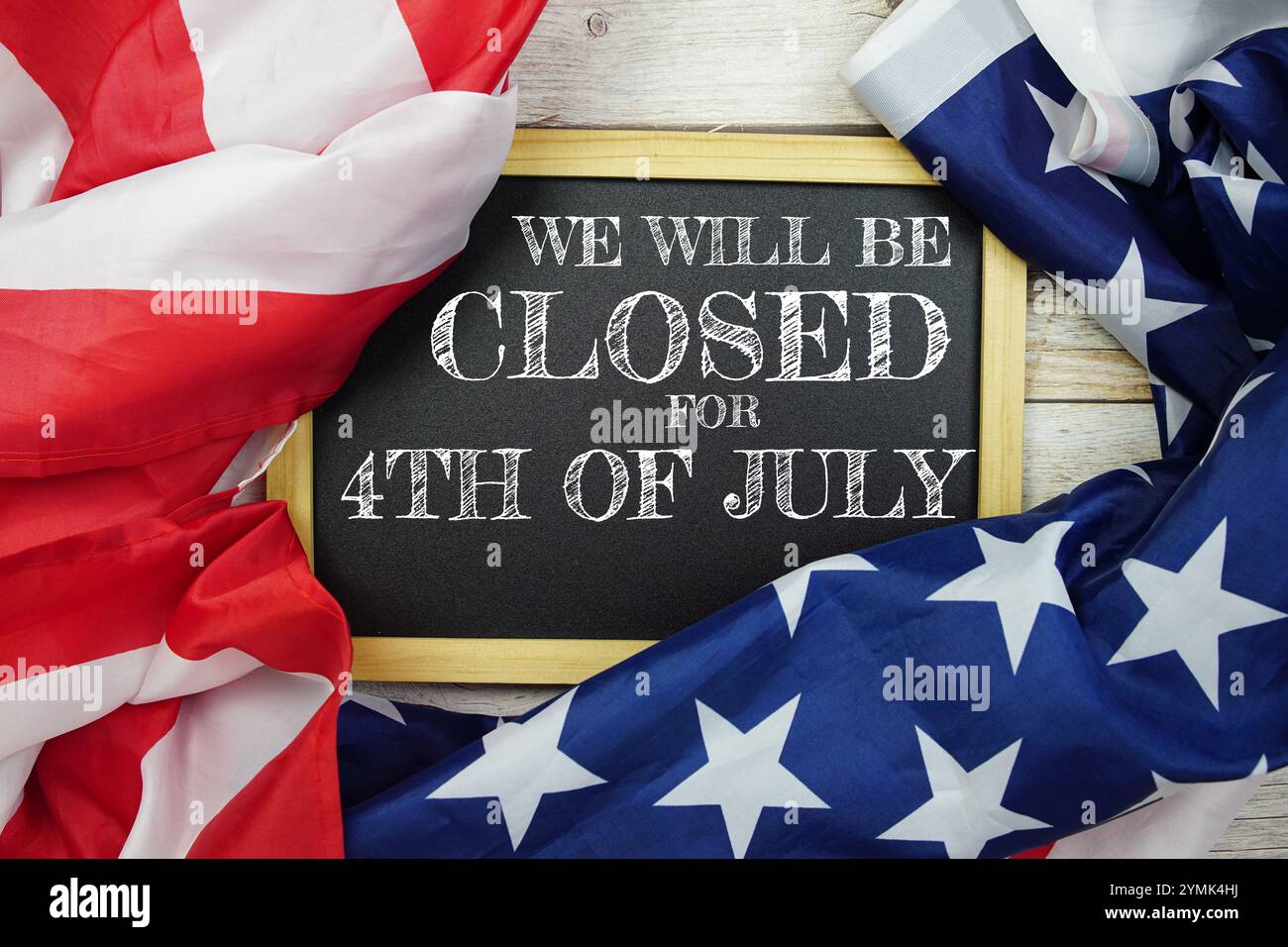 Messaggio del giorno dell'indipendenza di luglio con la bandiera degli Stati Uniti su sfondo di legno, concetto di festa nazionale americana Foto Stock