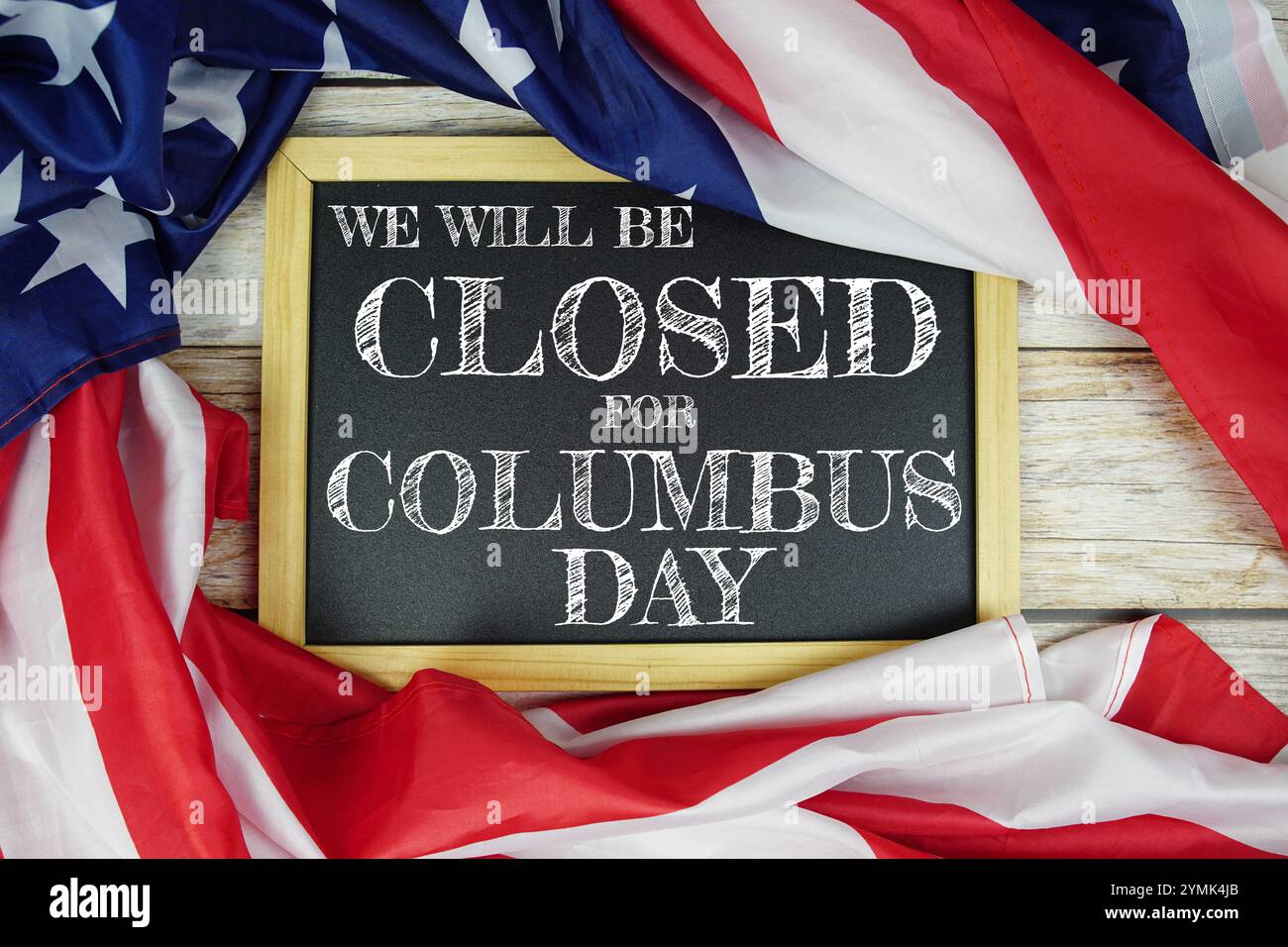 Messaggio di testo per il buon Columbus Day con la bandiera degli Stati Uniti su sfondo in legno, concetto di festa nazionale americana Foto Stock