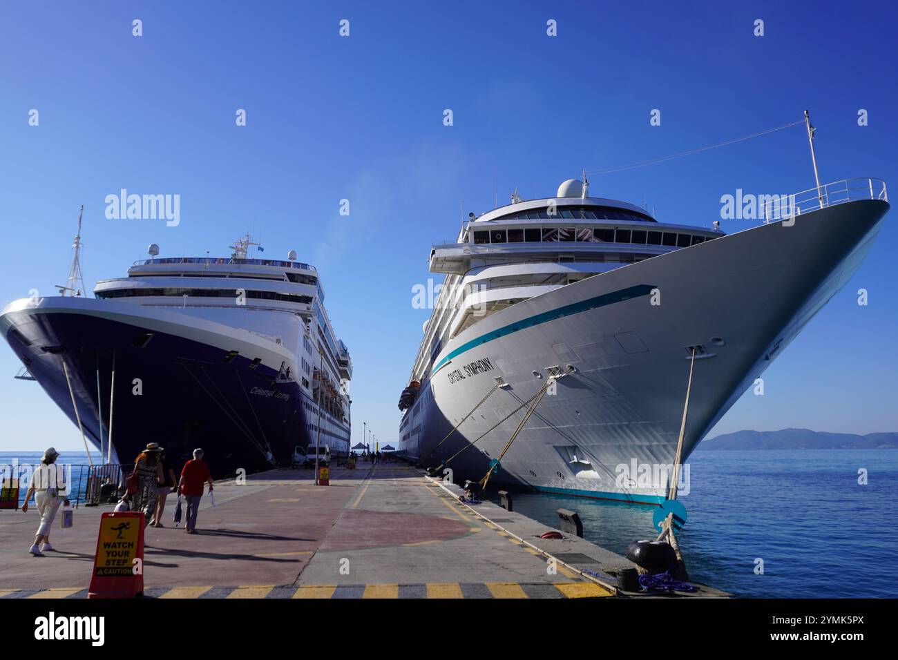 I passeggeri delle crociere che ritornano alle rispettive navi ormeggiate nel porto di Kusadasi, Turchia Foto Stock