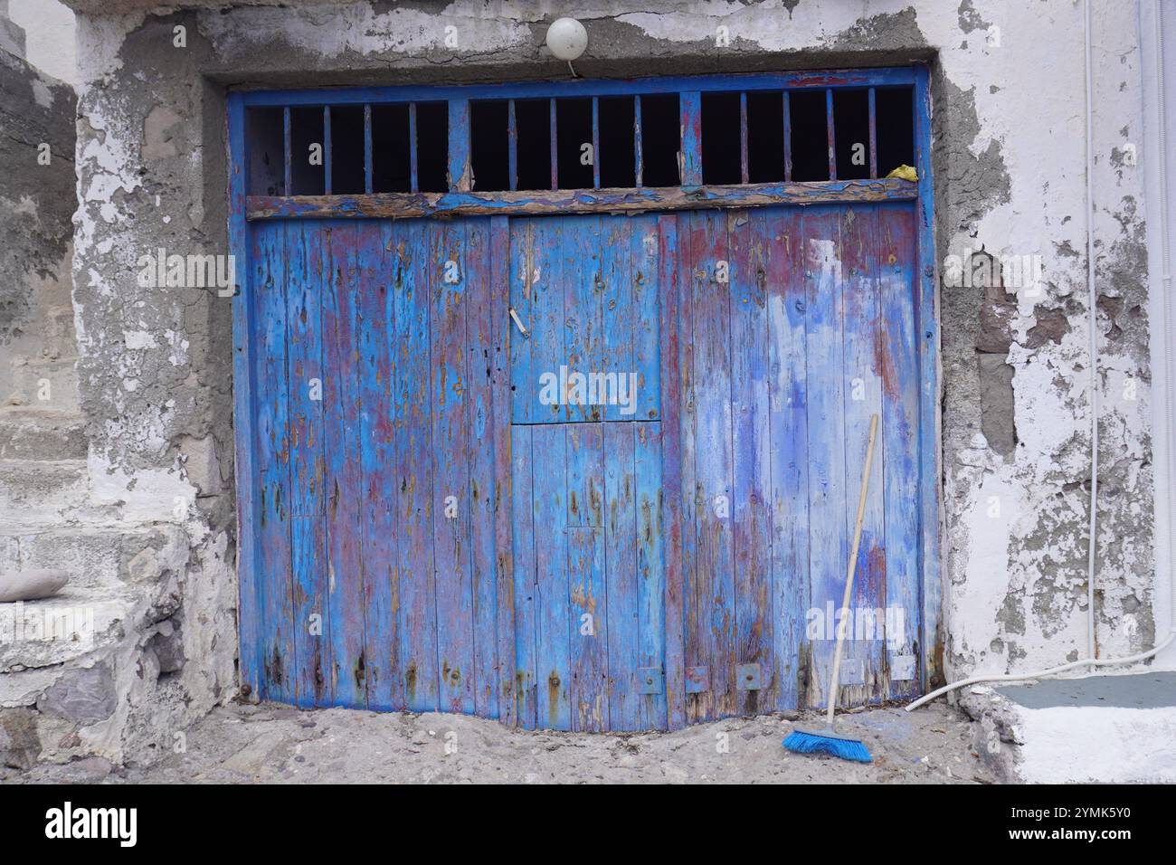 Porta chiusa chiusa per barche blu con spazzatrice sul davanti Foto Stock