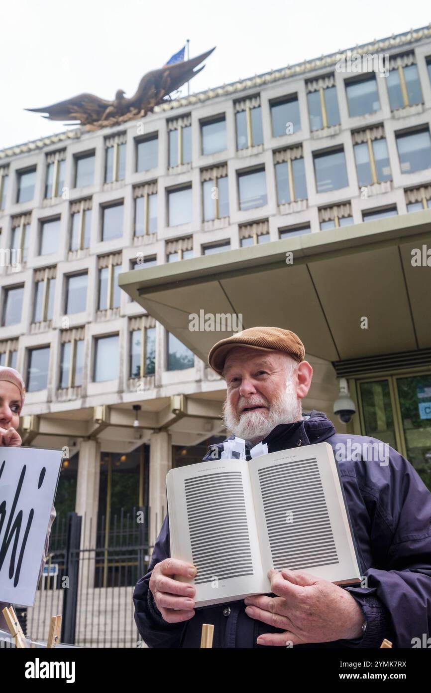 2 giugno 2016, Londra, Regno Unito. La protesta mensile di oggi "Shut Guantanamo" presso l'ambasciata degli Stati Uniti a Londra ha visto le letture del "diario di Guantanamo" pesantemente rivisto dal prigioniero mauritano Mohamedou Ould Slahi, arrestato a seguito di un errore di identità nel 20 Foto Stock