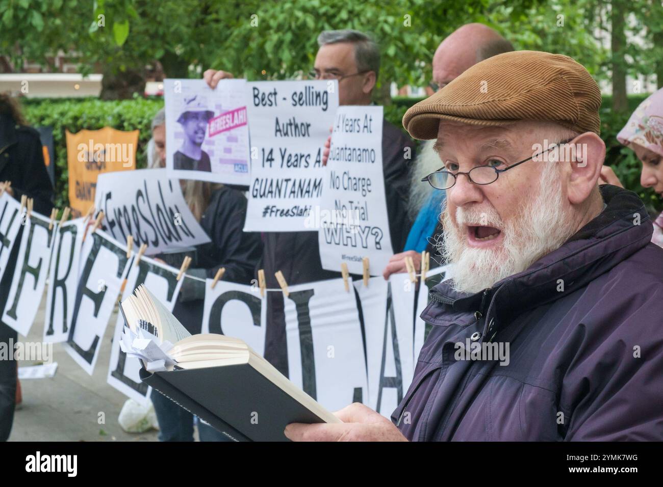 2 giugno 2016, Londra, Regno Unito. La protesta mensile di oggi "Shut Guantanamo" presso l'ambasciata degli Stati Uniti a Londra ha visto le letture del "diario di Guantanamo" pesantemente rivisto dal prigioniero mauritano Mohamedou Ould Slahi, arrestato a seguito di un errore di identità nel 20 Foto Stock