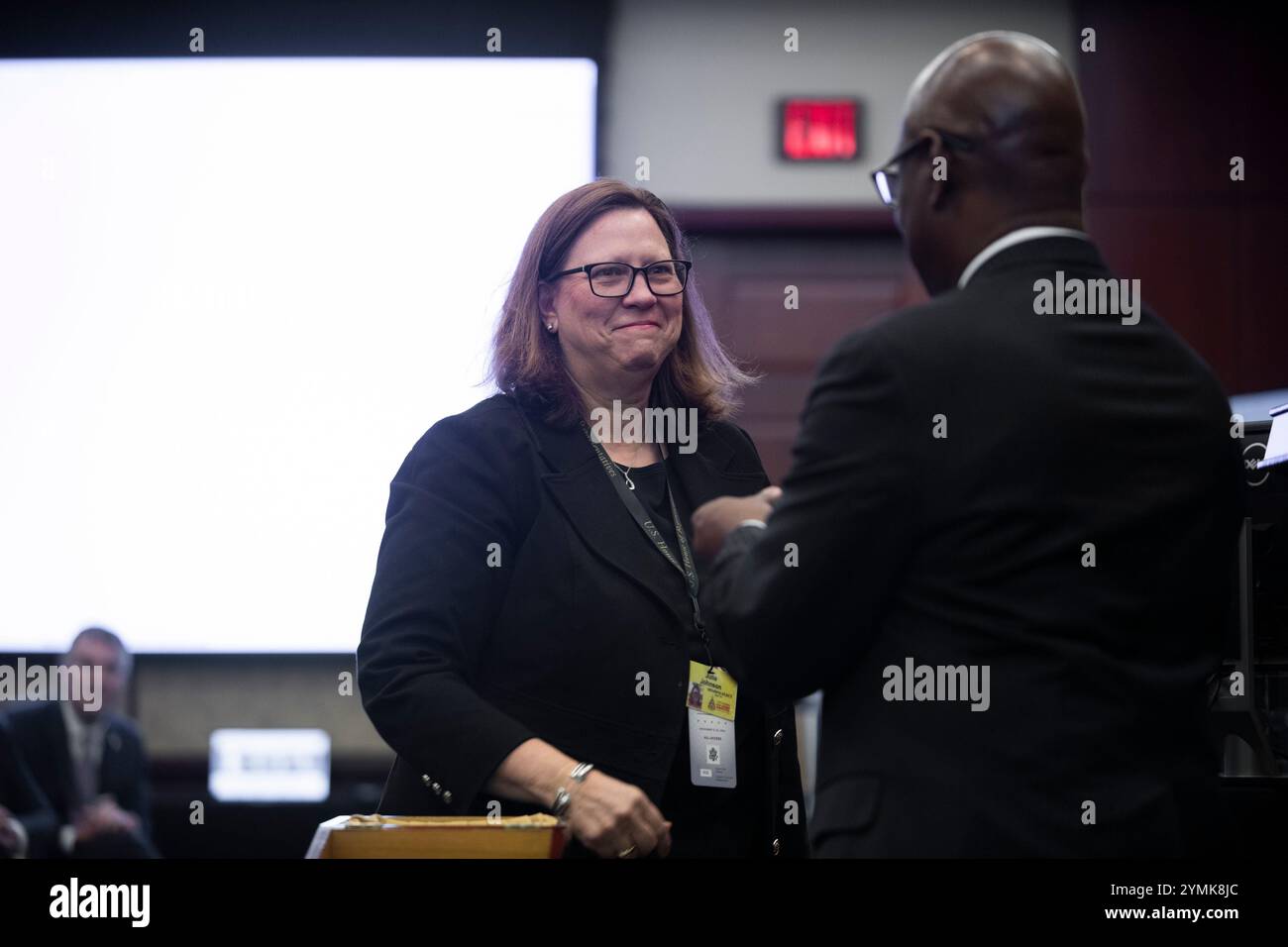 Washington, Stati Uniti d'America. 21 novembre 2024. Julie Johnson (Democrat of Texas), rappresentante degli Stati Uniti, tira fuori dagli schemi il numero 11 durante l'estrazione della lotteria della camera dei membri nel Campidoglio degli Stati Uniti a Washington, DC, giovedì 21 novembre 2024. La camera degli Stati Uniti ha ideato questo sistema di lotterie per determinare dove saranno i nuovi uffici per i prossimi due anni. Credito: Mattie Neretin/CNP/Sipa USA credito: SIPA USA/Alamy Live News Foto Stock