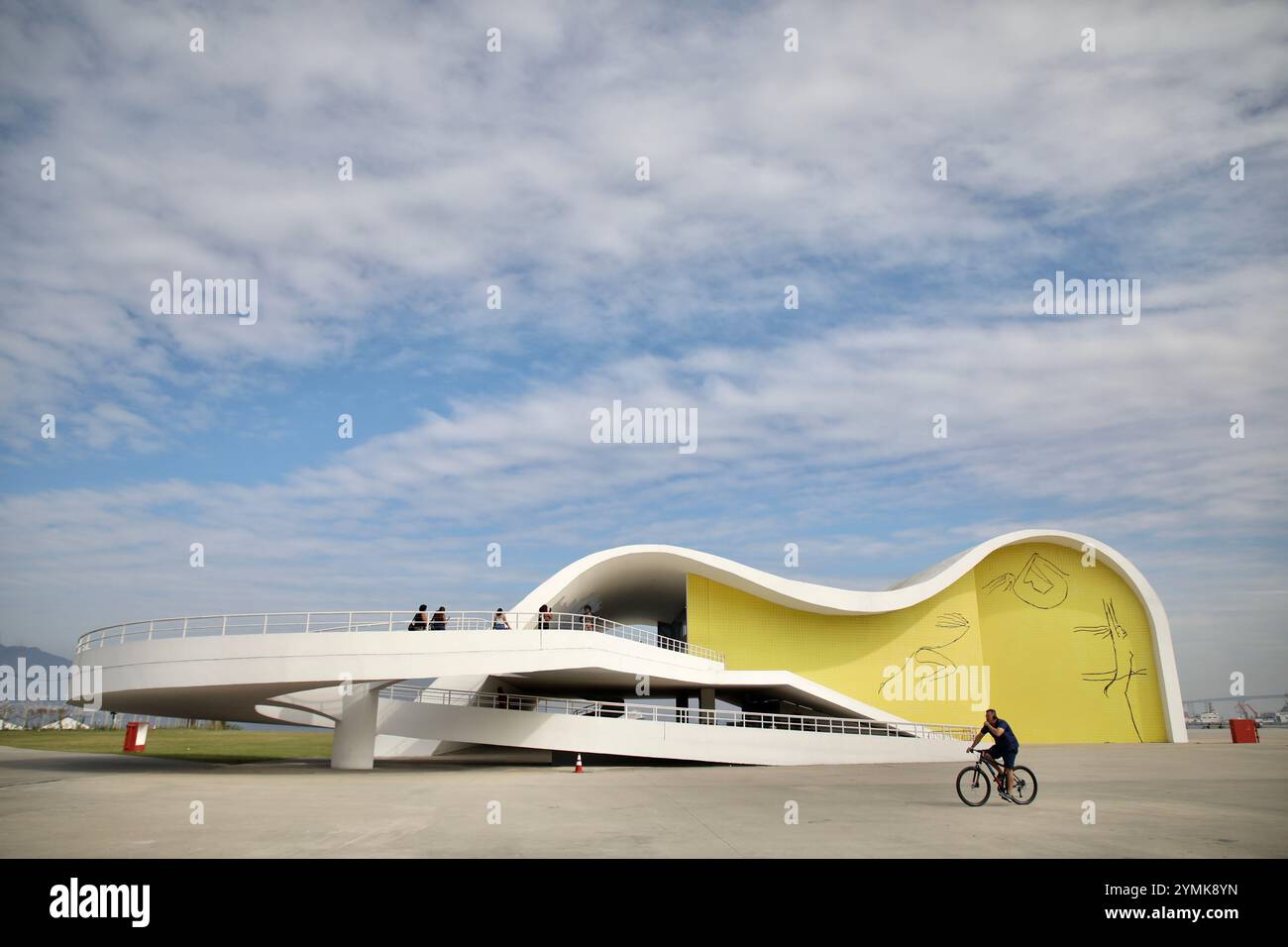 L'Oscar Niemeyer Popular Theater di Niterói, Brasile, inaugurato nel 2007, è in foto. La sua forma evoca quella di un'onda. Fa parte del “Niemeyer Way”, un gruppo di sette edifici progettati da Niemeyer. Oscar Niemeyer è uno degli architetti più famosi del Brasile. Appartiene al movimento di stile Internazionale. È noto soprattutto per aver costruito la capitale brasiliana Brasilia con l'urbanista Lúcio Costa, inaugurata nel 1960. Niteroi, attraverso la baia di Guanabara da Rio de Janeiro, è la seconda città al mondo con il maggior numero di edifici Niemeyer, dopo Brasilia. Foto Stock