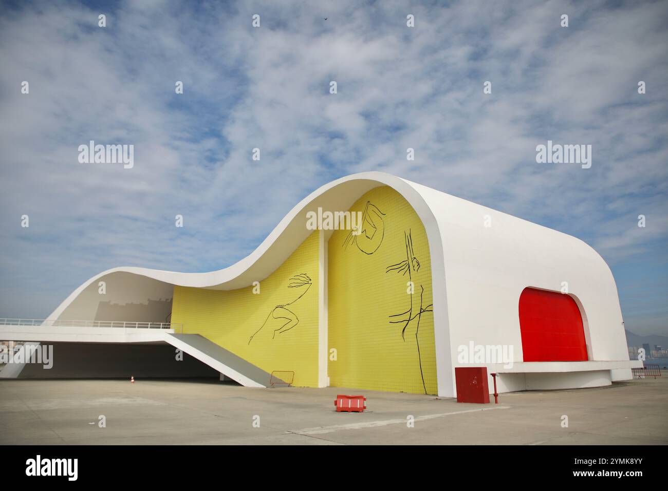 L'Oscar Niemeyer Popular Theater di Niterói, Brasile, inaugurato nel 2007, è in foto. La sua forma evoca quella di un'onda. Fa parte del “Niemeyer Way”, un gruppo di sette edifici progettati da Niemeyer. Oscar Niemeyer è uno degli architetti più famosi del Brasile. Appartiene al movimento di stile Internazionale. È noto soprattutto per aver costruito la capitale brasiliana Brasilia con l'urbanista Lúcio Costa, inaugurata nel 1960. Niteroi, attraverso la baia di Guanabara da Rio de Janeiro, è la seconda città al mondo con il maggior numero di edifici Niemeyer, dopo Brasilia. Foto Stock