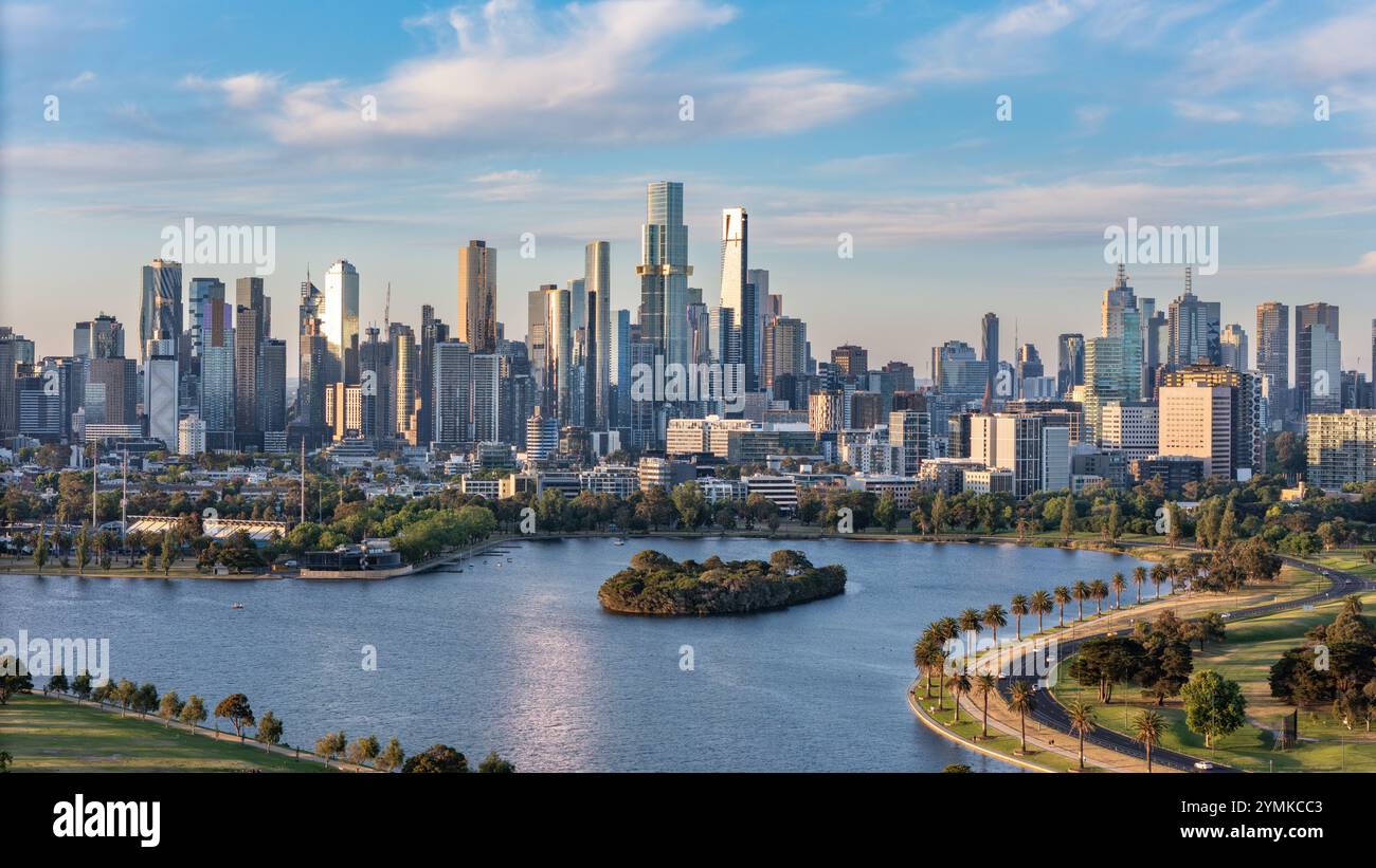 Melbourne, Australia. Skyline di Melbourne con Albert Park Lake in primo piano. Foto Stock