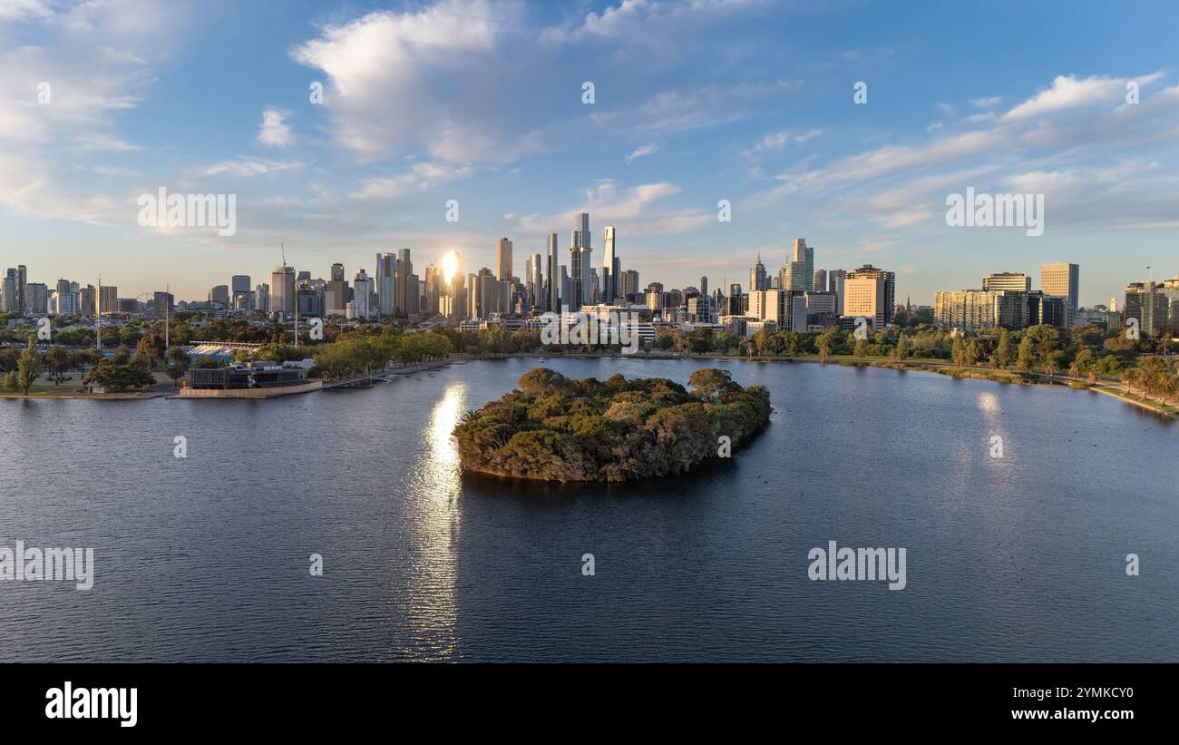 Melbourne, Australia. Skyline di Melbourne con Albert Park Lake in primo piano. Foto Stock