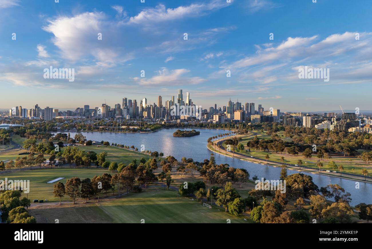 Melbourne, Australia. Skyline di Melbourne con Albert Park Lake in primo piano. Foto Stock