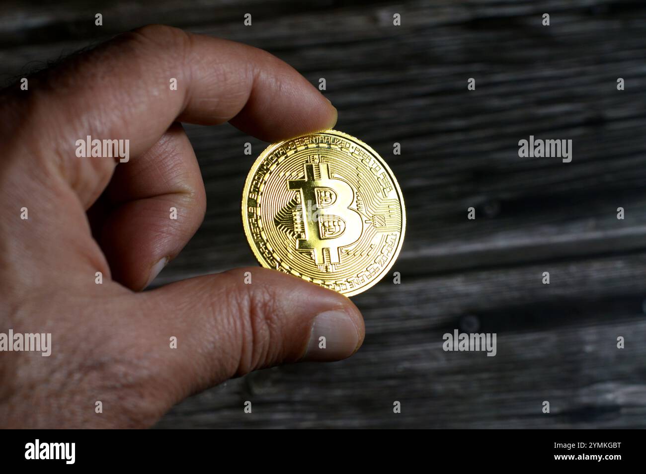 Bitcoin moneta d'oro fisica, BTC la prima criptovaluta decentralizzata, i nodi della rete bitcoin peer-to-peer verificano le transazioni tramite crittografia Foto Stock