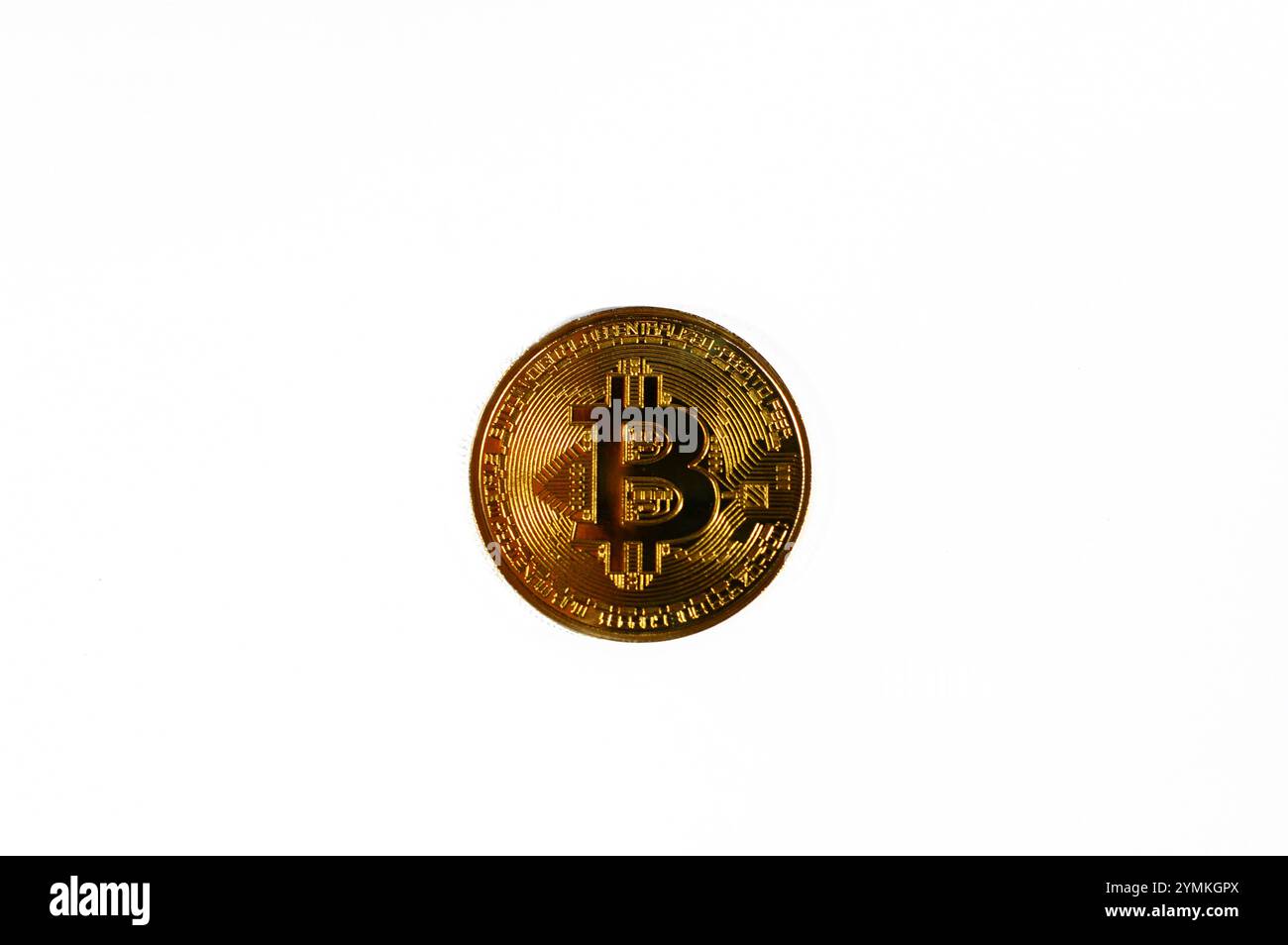 Bitcoin moneta d'oro fisica, BTC la prima criptovaluta decentralizzata, i nodi della rete bitcoin peer-to-peer verificano le transazioni tramite crittografia Foto Stock