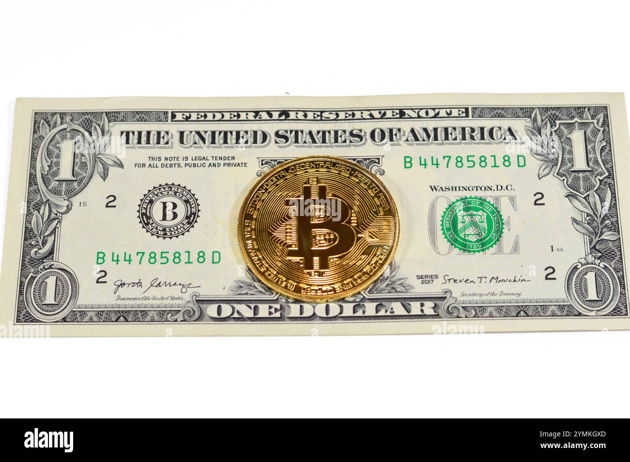 Banconota in dollari americani con moneta d'oro fisica Bitcoin, BTC la prima criptovaluta decentralizzata, nodi nella rete bitcoin P2P verificano la transazione Foto Stock