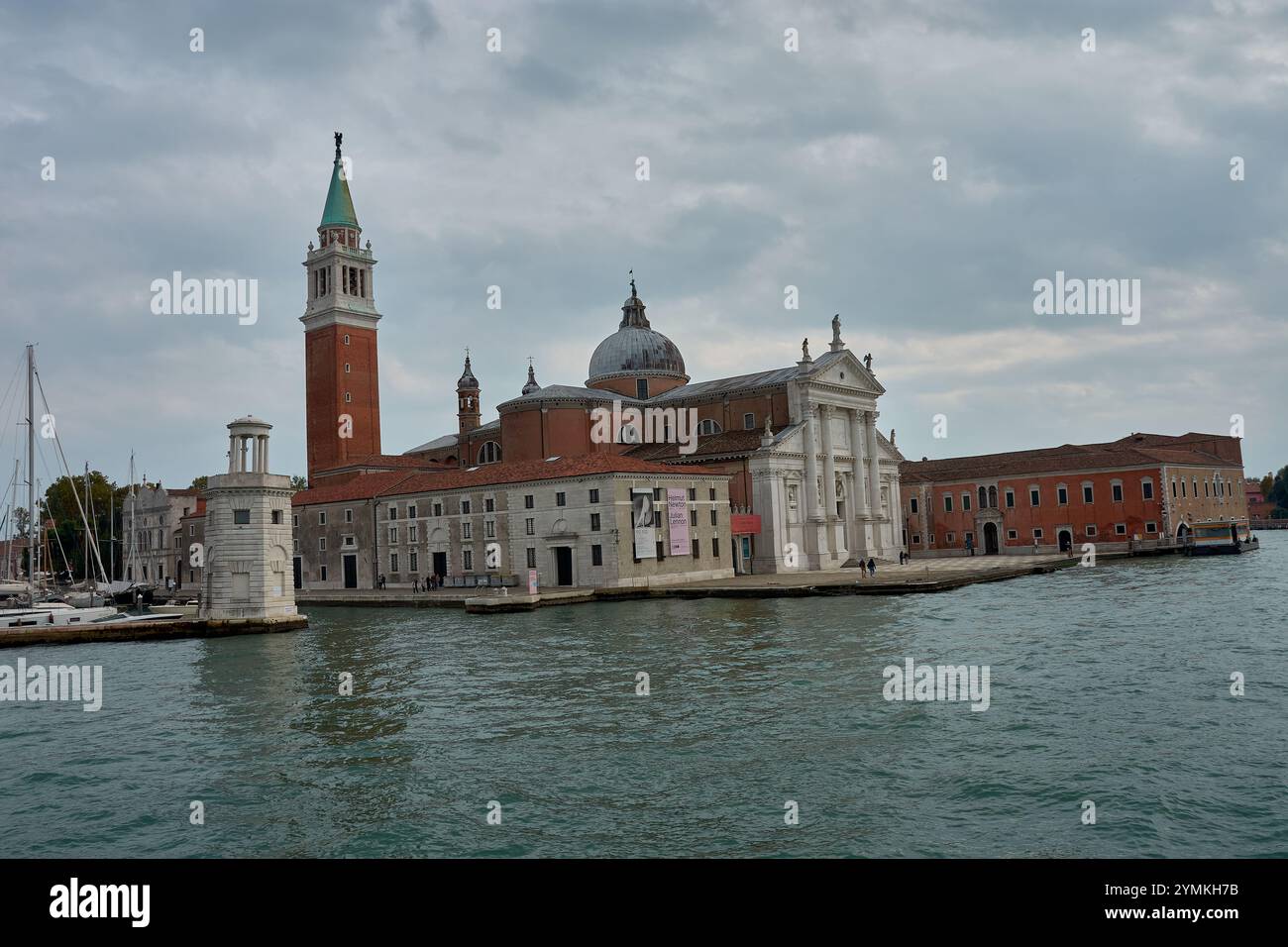 Venezia, Italia; 17 ottobre 2024: isola di San Giorgio maggiore a Venezia, con la sua iconica chiesa. La maestosa chiesa in stile rinascimentale, progettata con Foto Stock
