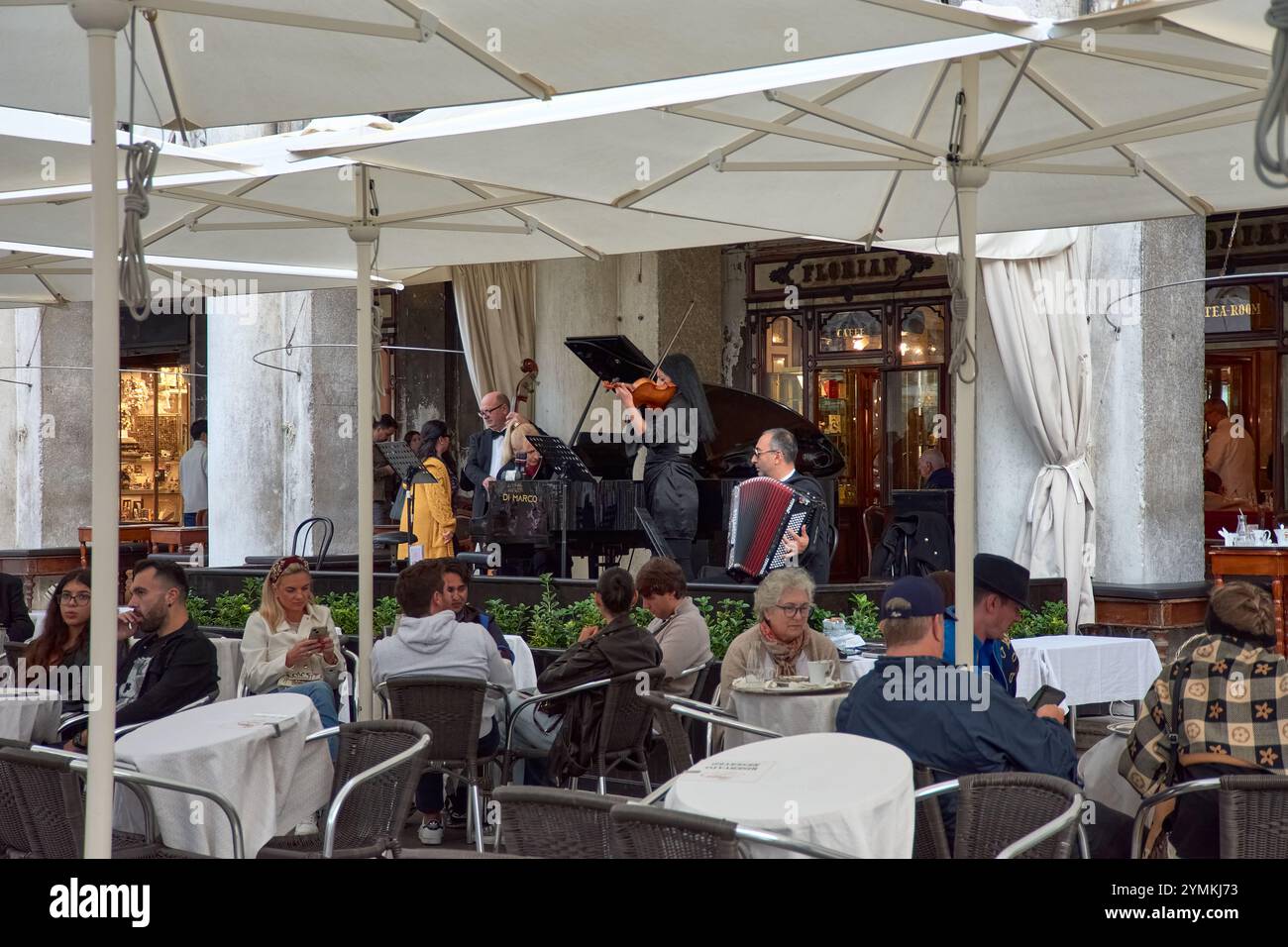 Venezia,Italia;ottobre,17,2024:caffè Florian, un gioiello storico di Venezia, è lo sfondo perfetto per una fuga romantica. Accoccolato nella movimentata Foto Stock