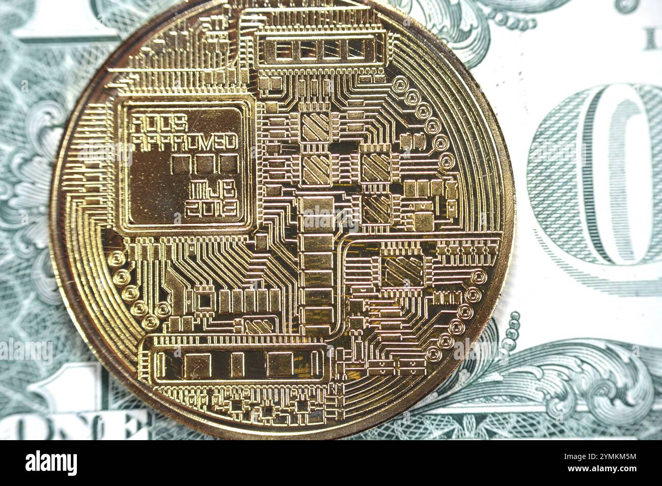 Banconota in dollari americani con moneta d'oro fisica Bitcoin, BTC la prima criptovaluta decentralizzata, nodi nella rete bitcoin P2P verificano la transazione Foto Stock