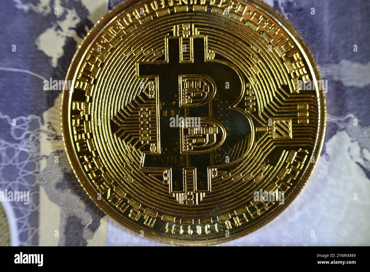 L'Arabia Saudita riyals banconota con Bitcoin moneta d'oro fisica, BTC la prima criptovaluta decentralizzata, nodi nella rete di bitcoin P2P verificano transazione Foto Stock