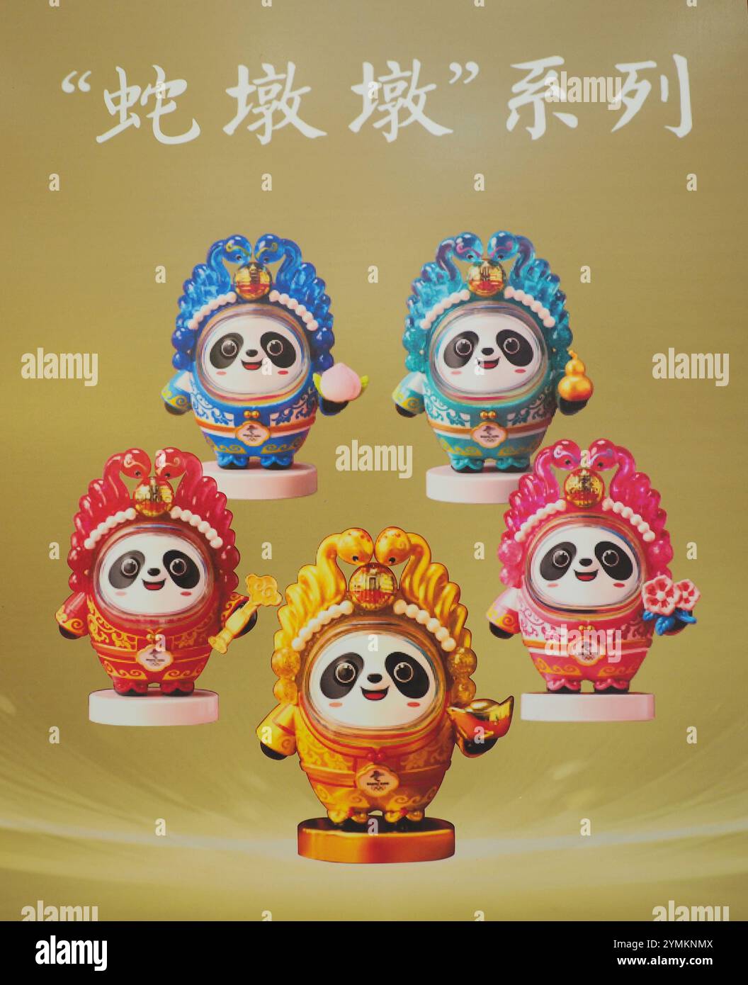 L'edizione speciale "SHE Dwen Dwen" di "Bing Dwen Dwen" in mostra al WANGFUJING GONGMEI EMPORIUM di Pechino, Cina, 22 novembre 2024. Foto Stock