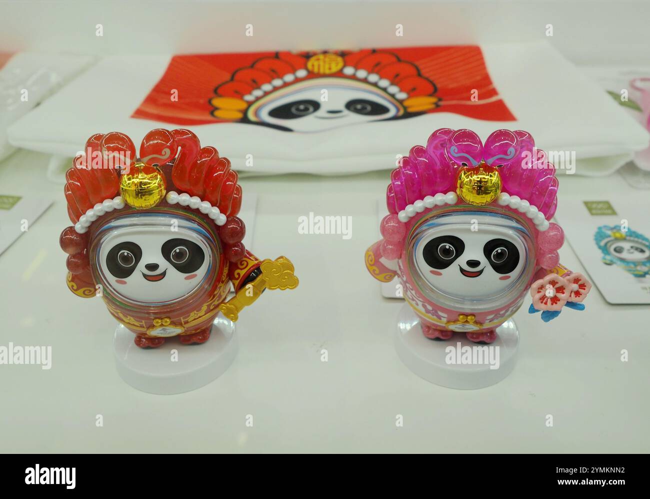 L'edizione speciale "SHE Dwen Dwen" di "Bing Dwen Dwen" in mostra al WANGFUJING GONGMEI EMPORIUM di Pechino, Cina, 22 novembre 2024. Foto Stock