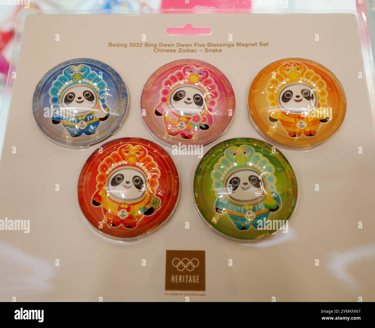 L'edizione speciale "SHE Dwen Dwen" di "Bing Dwen Dwen" in mostra al WANGFUJING GONGMEI EMPORIUM di Pechino, Cina, 22 novembre 2024. Foto Stock