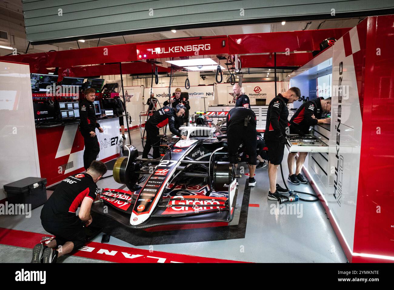 Die Ruhe vor dem Sturm. Der Haas von Niko Hülkenberg (GER, MoneyGram Haas F1 Team #27) USA, Formel 1 Weltmeisterschaft, Grand Prix von Las Vegas, Las Vegas Strip Circuit, 21.11.2024 foto: Eibner-Pressefoto/Thomas Fuessler Foto Stock